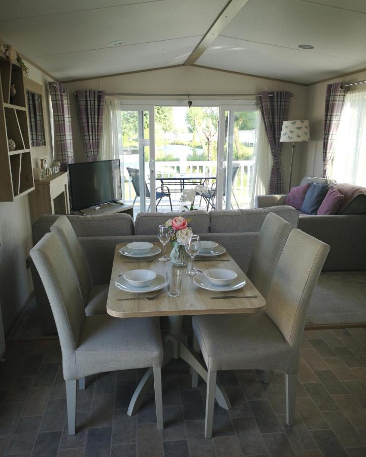 Lake Escape - Hoburne Cotswolds South Cerney Esterno foto