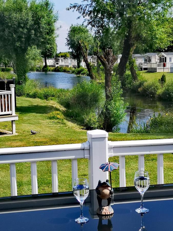 Lake Escape - Hoburne Cotswolds South Cerney Esterno foto