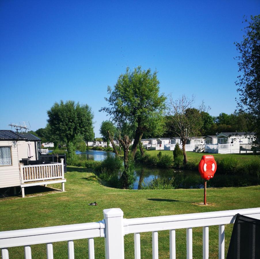 Lake Escape - Hoburne Cotswolds South Cerney Esterno foto