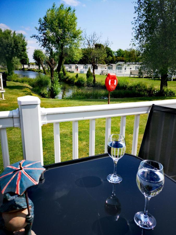 Lake Escape - Hoburne Cotswolds South Cerney Esterno foto