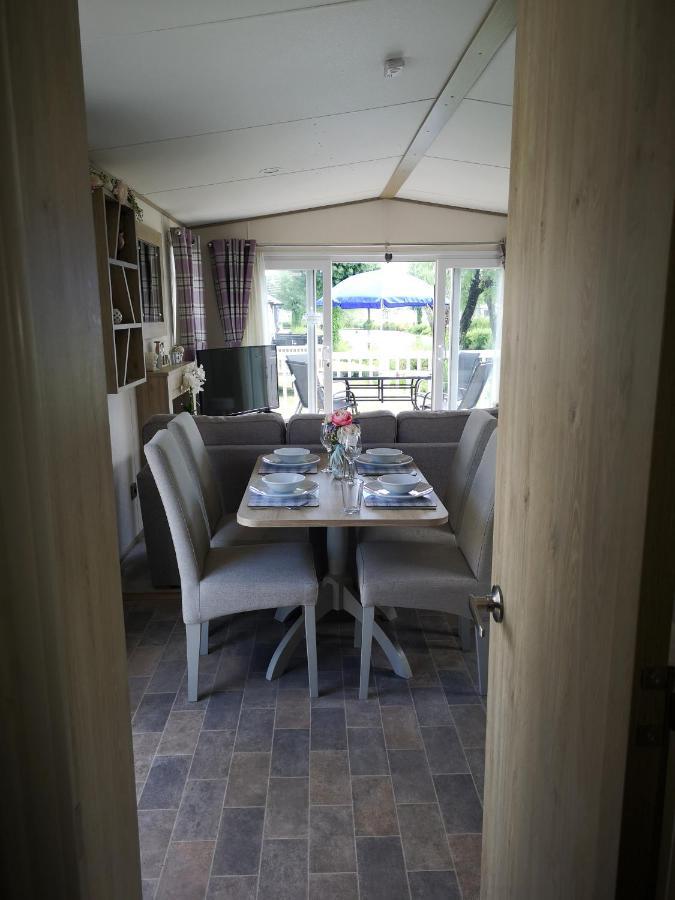 Lake Escape - Hoburne Cotswolds South Cerney Esterno foto