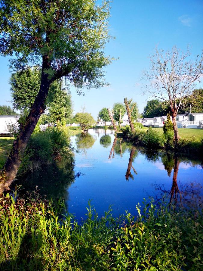 Lake Escape - Hoburne Cotswolds South Cerney Esterno foto